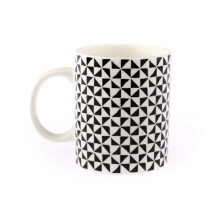 Porcelánový hrnek bílý s trojúhelníky 350ml